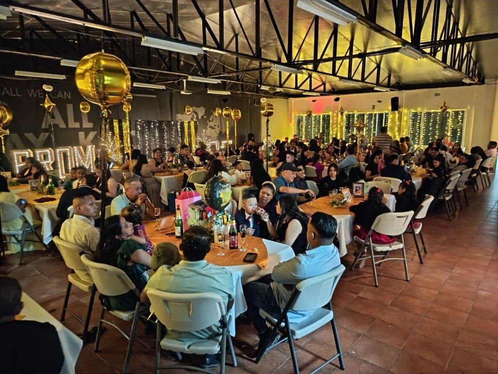 Celebración del Prom 2025 con familias y estudiantes