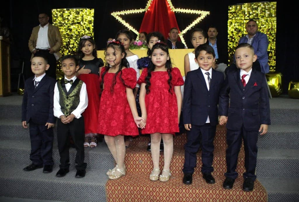 Estudiantes de 7° a 9° grado en ceremonia del Prom 2025