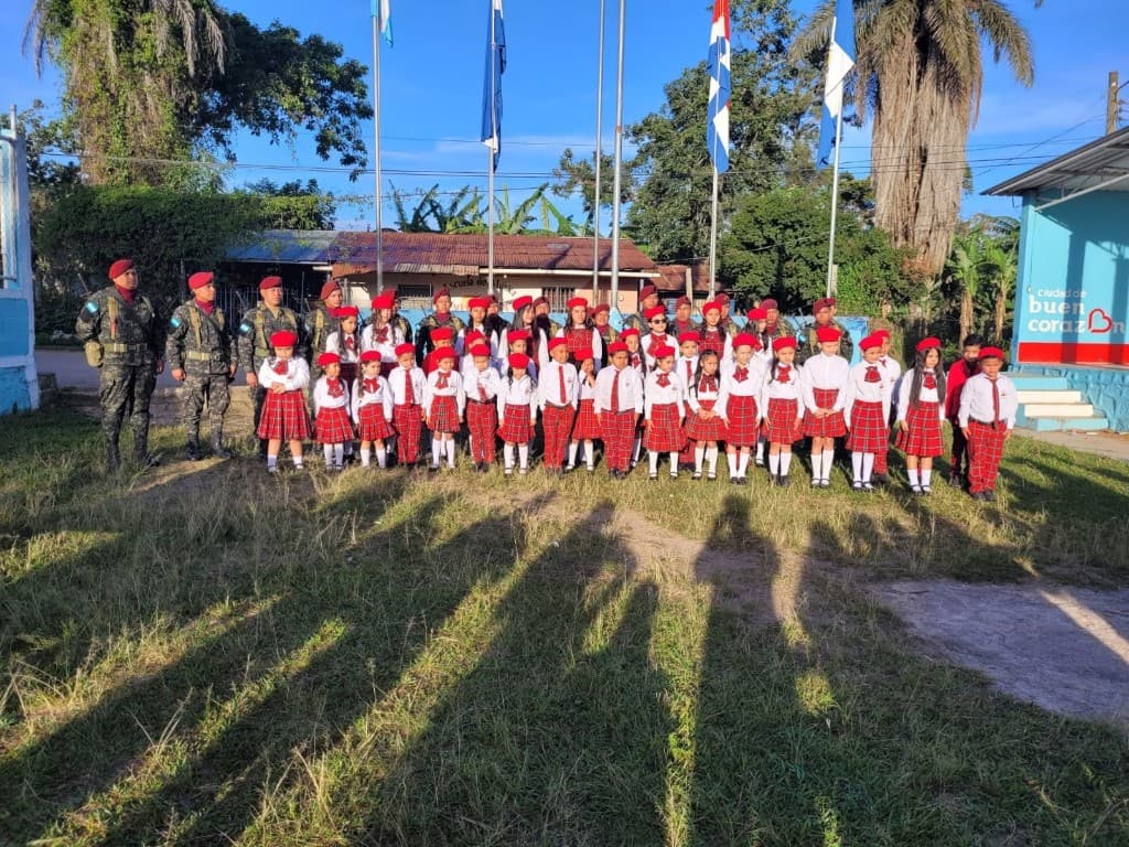 Uniforme institucional — boina roja, camisa blanca y falda o pantalón a cuadros