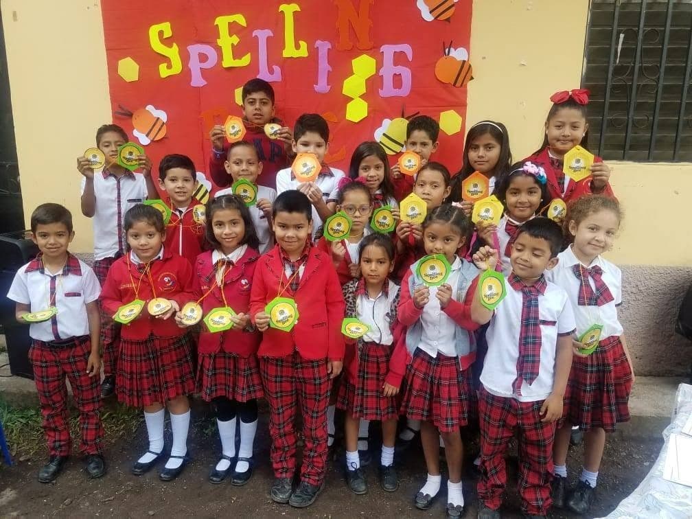 Estudiantes de 1° a 6° grado en el Spelling Bee de Ara Macao